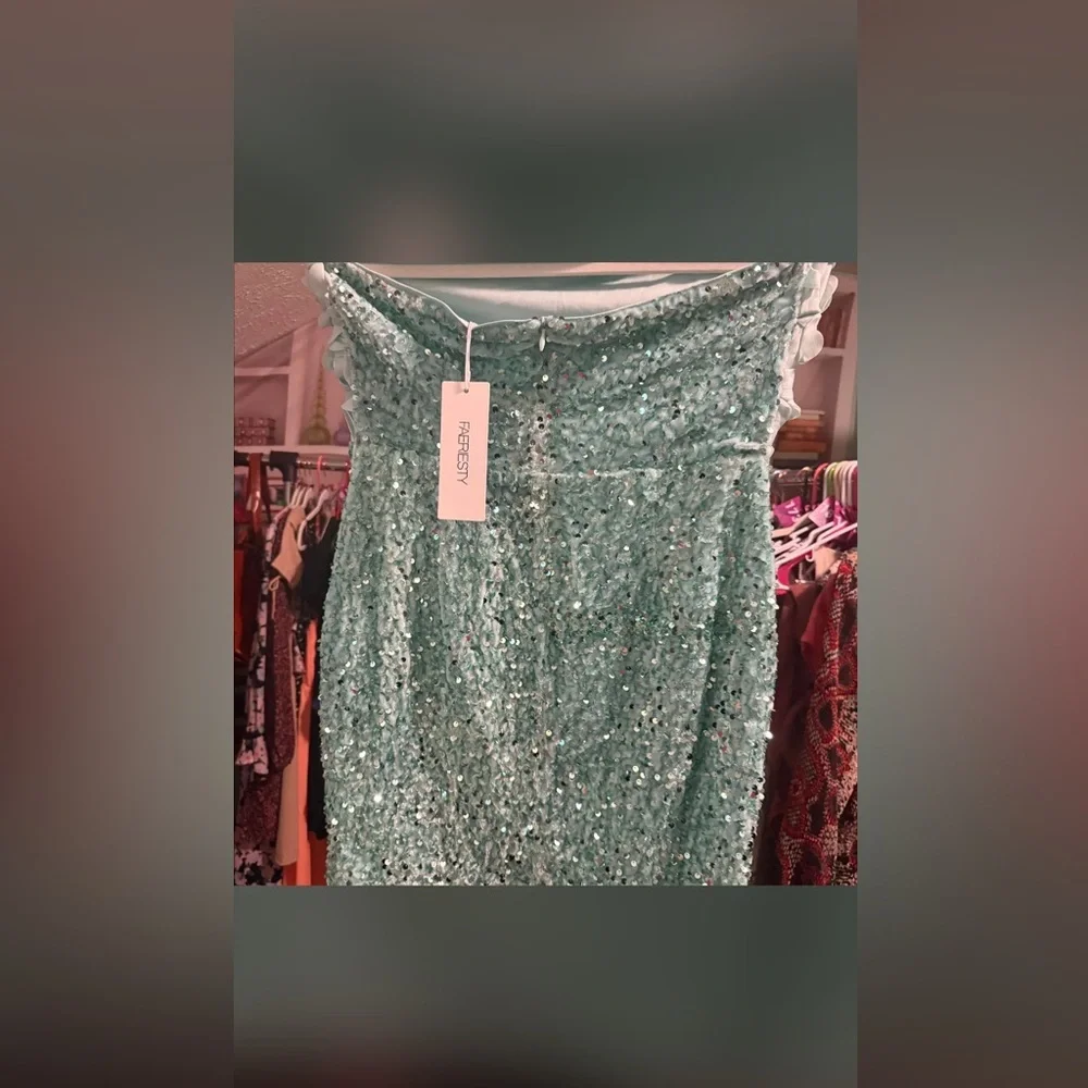 Chic Strapless Mint Dress with Floral Accents - Picture 4 of 5